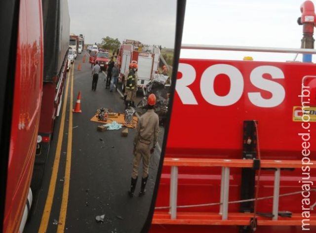 Motociclista em "zigue-zague" acerta carreta e morre na hora na BR-158 Motociclista em "zigue-zague" acerta carreta e morre na hora na BR-158