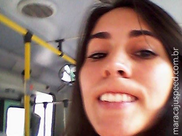 Mulher cria tática divertida para fugir das cantadas nas ruas 