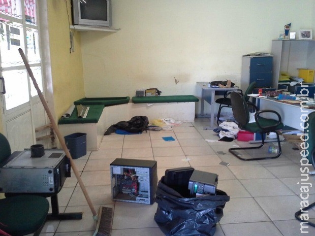 Quadrilha entra pelo teto, agride segurança e assalta autoescola