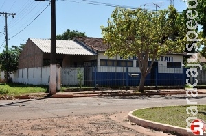 Adolescente de 15 anos tenta matar a mãe e fere policial na mão ao mordê-lo Adolescente de 15 anos tenta matar a mãe e fere policial na mão ao mordê-lo