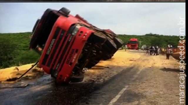 Caminhão tomba, é desvirado e cai em ribanceira em seguida Caminhão tomba, é desvirado e cai em ribanceira em seguida