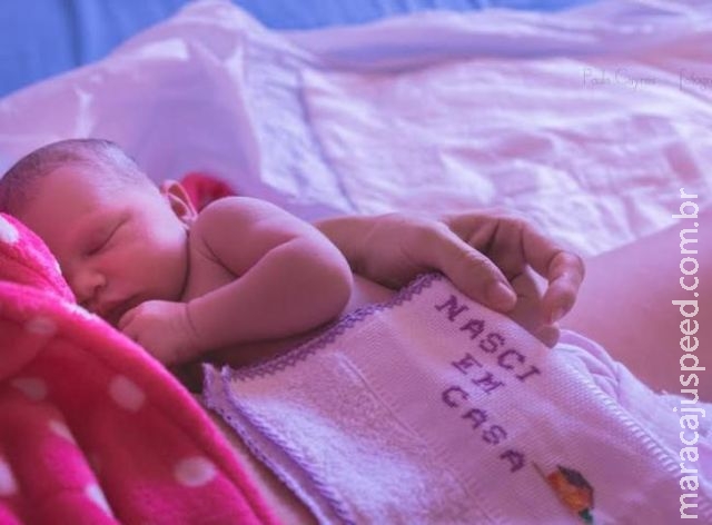 Bolsa estoura, mãe aciona equipe de parto domiciliar, mas bebê nasce antes Bolsa estoura, mãe aciona equipe de parto domiciliar, mas bebê nasce antes