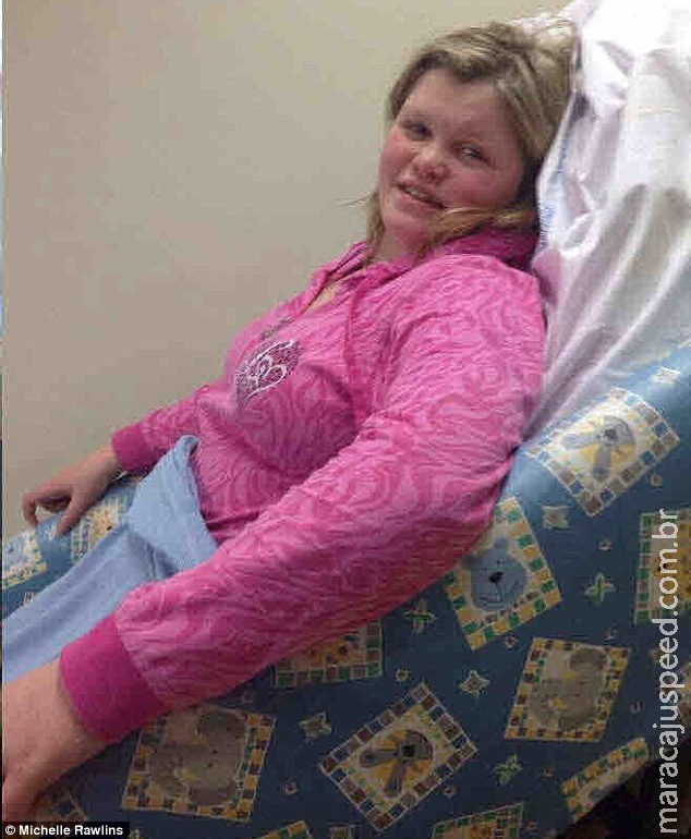 Adolescente sofre com condição rara que a deixa paralisada por quase um dia inteiro Adolescente sofre com condição rara que a deixa paralisada por quase um dia inteiro
