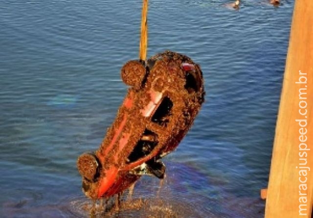 Com estiagem, mais de 80 carros são retirados do fundo de represas em SP Com estiagem, mais de 80 carros são retirados do fundo de represas em SP
