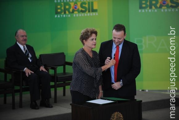 Dilma dá posse a ministro da Secom e defende liberdade de imprensa