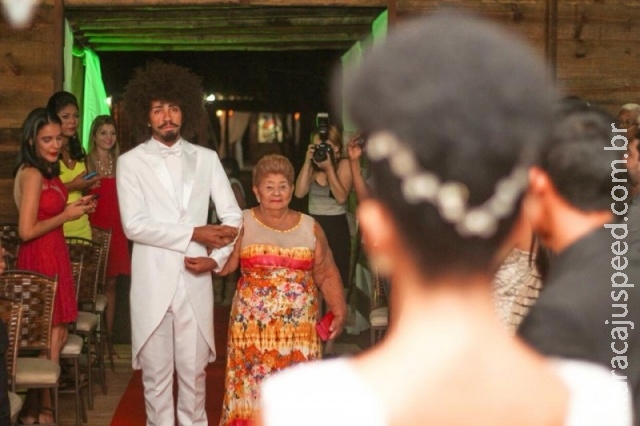 Maquiada pelo futuro marido, noiva é quem entra na frente e dá 1º beijo no altar Maquiada pelo futuro marido, noiva é quem entra na frente e dá 1º beijo no altar