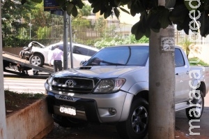 Motociclista para no meio da rua e causa acidente entre camionetes Motociclista para no meio da rua e causa acidente entre camionetes