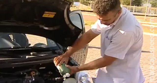 Homem faz sucesso na web ao inventar carro movido a água 