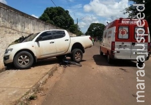 Condutora perde o controle de caminhonete, atropela ciclista e bate em muro Condutora perde o controle de caminhonete, atropela ciclista e bate em muro