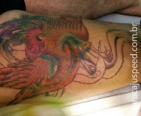 Latino cobre tatuagem de Kelly Key com desenho de fênix Latino cobre tatuagem de Kelly Key com desenho de fênix