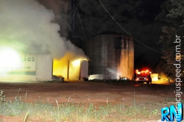 Fogo atinge secador de grãos em cooperativa e mobiliza Corpo de Bombeiros