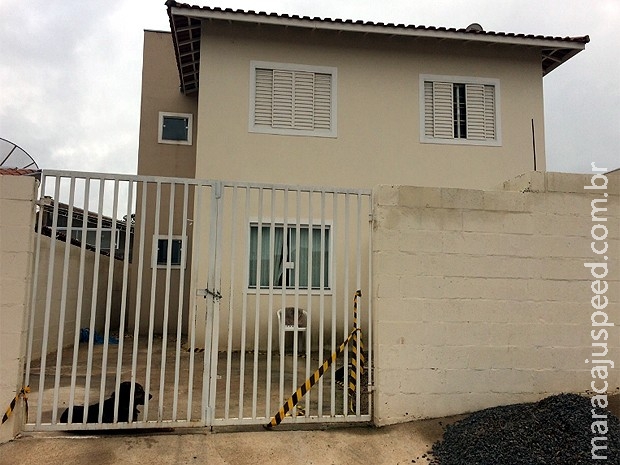 Casa de comissária morta tinha faca com sangue, vodca e drogas, diz BO Casa de comissária morta tinha faca com sangue, vodca e drogas, diz BO