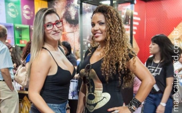 Mulheres em feira erótica respondem: 13 centímetros é o suficiente? Mulheres em feira erótica respondem: 13 centímetros é o suficiente?
