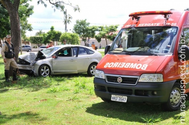 Empresário passa mal, perde controle de veículo e colide com árvore em praça Empresário passa mal, perde controle de veículo e colide com árvore em praça