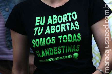  Mulher relata abandono em aborto aos 17: "fiz tudo sozinha"