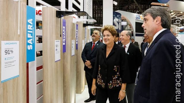 Dilma é recebida com vaias em evento da construção em SP