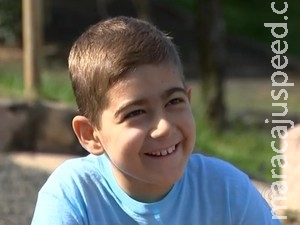 Menino de 9 anos com doença rara espera por doador de medula óssea