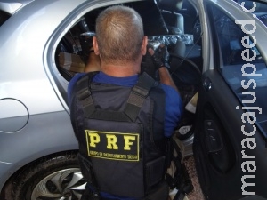 Carro carregado com maconha capota após perseguição Carro carregado com maconha capota após perseguição