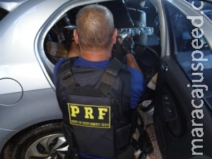 Carro carregado com maconha capota após perseguição