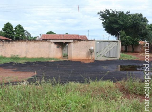 Cansado de esperar, morador asfalta a rua na frente da própria casa Cansado de esperar, morador asfalta a rua na frente da própria casa