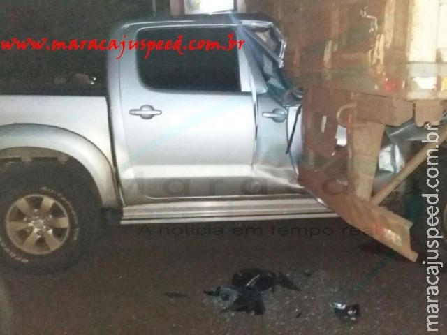 Maracaju: Condutor colide caminhonete Hilux com traseira de carreta estacionada Maracaju: Condutor colide caminhonete Hilux com traseira de carreta estacionada