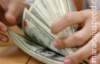 Dólar opera em alta e volta a passar de R$ 2,90 Dólar opera em alta e volta a passar de R$ 2,90