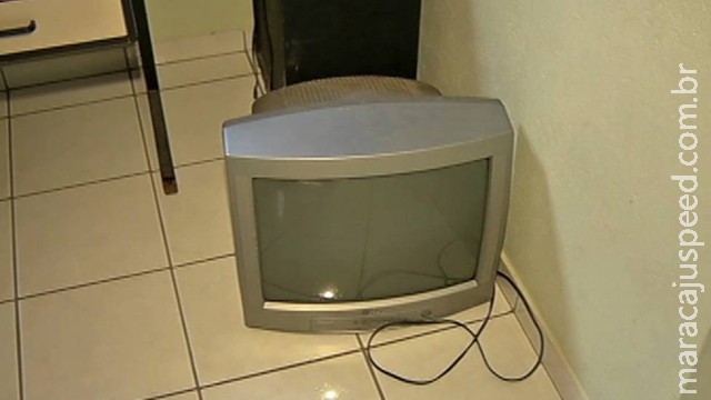 Menino de 4 anos morre após televisão cair sobre ele em escola Menino de 4 anos morre após televisão cair sobre ele em escola