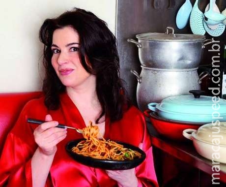 Mulheres que cozinham receitas da TV pesam 5 kg a mais Mulheres que cozinham receitas da TV pesam 5 kg a mais