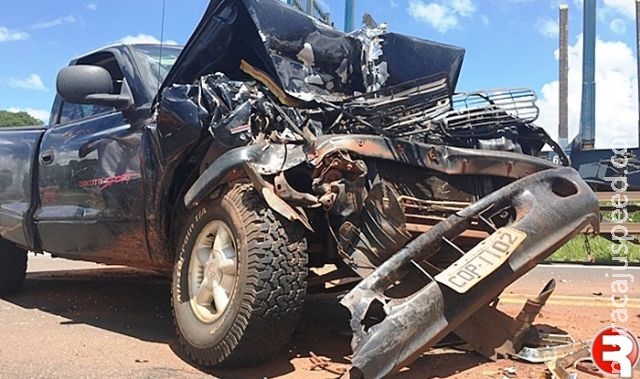 Idoso de 80 anos fica ferido ao bater caminhonete em caminhão na zona rural Idoso de 80 anos fica ferido ao bater caminhonete em caminhão na zona rural
