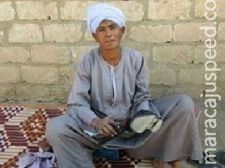 Egípcia ganha prêmio de "melhor mãe" após fingir ser homem Egípcia ganha prêmio de "melhor mãe" após fingir ser homem