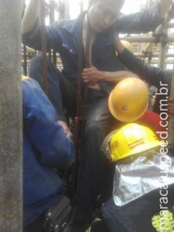 Homem tem órgão genital perfurado por barra de ferro Homem tem órgão genital perfurado por barra de ferro