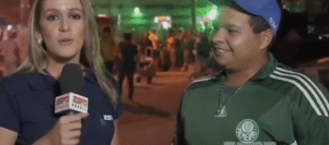 Repórter dá bronca ao vivo em torcedor em provocação homofóbica Repórter dá bronca ao vivo em torcedor em provocação homofóbica