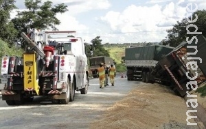 Carreta Bitrem tomba para não atropelar motociclista caído na BR 163 Carreta Bitrem tomba para não atropelar motociclista caído na BR 163