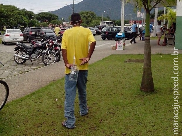 Paciente isolado dentro de hospital é flagrado fugindo com soro pendurado Paciente isolado dentro de hospital é flagrado fugindo com soro pendurado