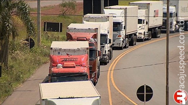 Caminhoneiros mantêm bloqueios em estradas do país nesta terça Caminhoneiros mantêm bloqueios em estradas do país nesta terça