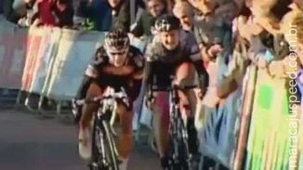 Ai não! Ciclista é empurrada por torcedor e leva tombo feio Ai não! Ciclista é empurrada por torcedor e leva tombo feio