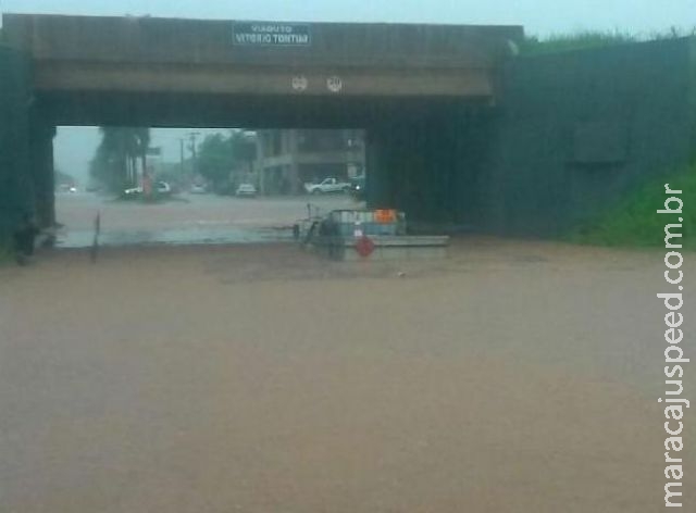 Chuva forte alaga casas e vias em Chapadão do Sul Chuva forte alaga casas e vias em Chapadão do Sul