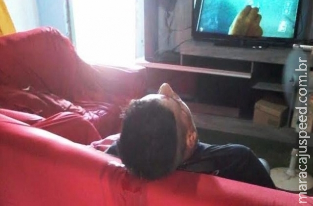 Dupla invade casa e mata um jovem a queima roupa Dupla invade casa e mata um jovem a queima roupa