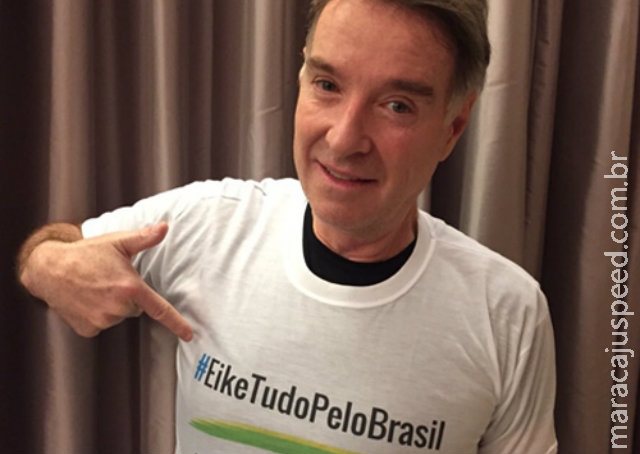 Eike posa com camisa da campanha #EikeTudoPeloBrasil e promete retorno Eike posa com camisa da campanha #EikeTudoPeloBrasil e promete retorno