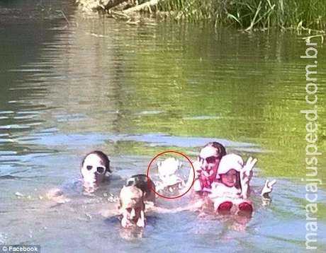 Suposto fantasma de criança afogada aparece em foto de rio Suposto fantasma de criança afogada aparece em foto de rio