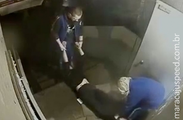 Vídeo chocante mostra momento em que paramédicos arrastam e espancam paciente desacordado Vídeo chocante mostra momento em que paramédicos arrastam e espancam paciente desacordado
