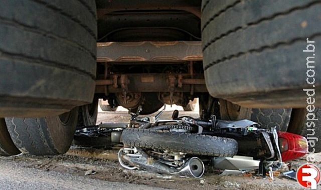 Motociclista para embaixo de caminhão, mas sobrevive a atropelamento Motociclista para embaixo de caminhão, mas sobrevive a atropelamento