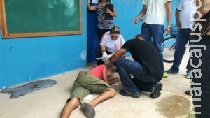 Adolescente é espancado e desmaia dentro de escola pública Adolescente é espancado e desmaia dentro de escola pública