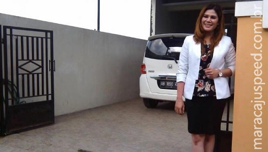 Solteira, mulher põe casa à venda e se oferece como "brinde" Solteira, mulher põe casa à venda e se oferece como "brinde"