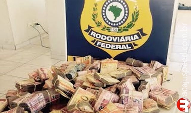 Três são flagrados com R$ 105 mil escondidos em painel de carro Três são flagrados com R$ 105 mil escondidos em painel de carro