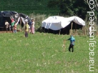 Produtores são feitos reféns por indígenas em propriedade rural de Caarapó Produtores são feitos reféns por indígenas em propriedade rural de Caarapó
