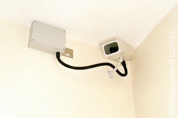Pai é preso após instalar câmera escondida no quarto do filho para flagrá-lo tendo relação íntima Pai é preso após instalar câmera escondida no quarto do filho para flagrá-lo tendo relação íntima