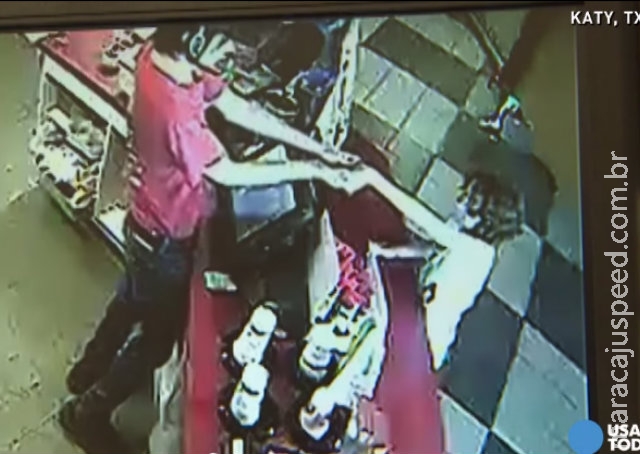 Atendente tem grata surpresa após pagar lanche de garoto Atendente tem grata surpresa após pagar lanche de garoto