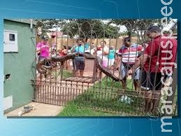 Sucuri tenta "dar o bote" em galinha e na fuga acaba presa em grade de portão Sucuri tenta "dar o bote" em galinha e na fuga acaba presa em grade de portão