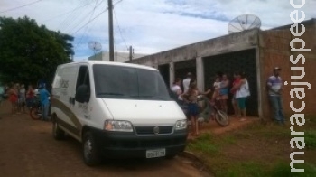 Marido encontra mulher morta com várias facadas pelo corpo Marido encontra mulher morta com várias facadas pelo corpo